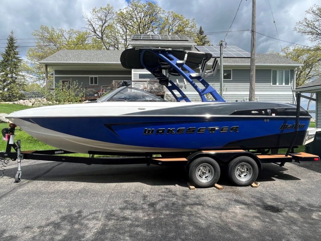 2016 Malibu 23 LSV with Surf Gate