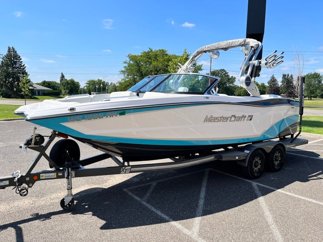 2019 MasterCraft XT22 | Kahuna Blue